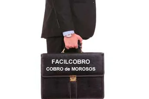 Gestor de cobro de FACILCOBRO tramitando un expediente de morosidad